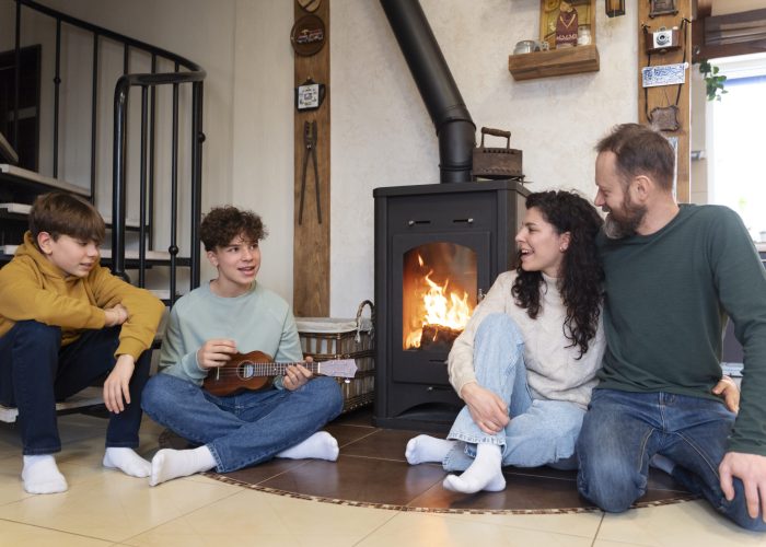 christian-family-praying-together